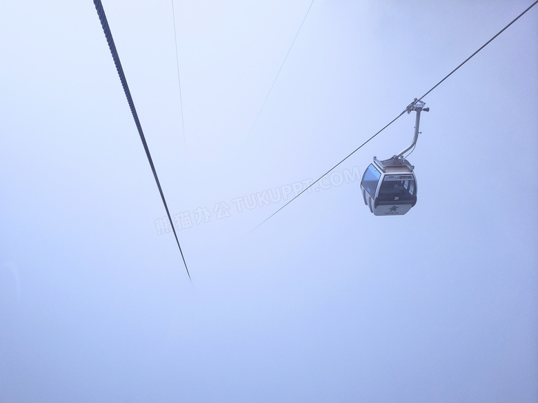 浓浓雾气中的索道缆车摄影高清图片