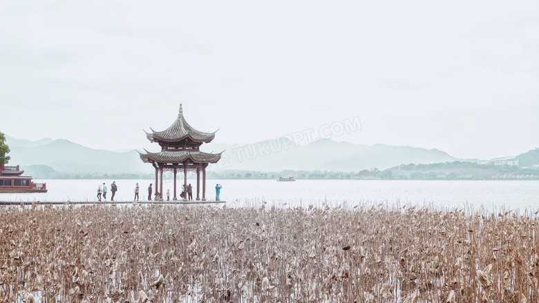 雪中的湖景远山与亭子摄影高清图片
