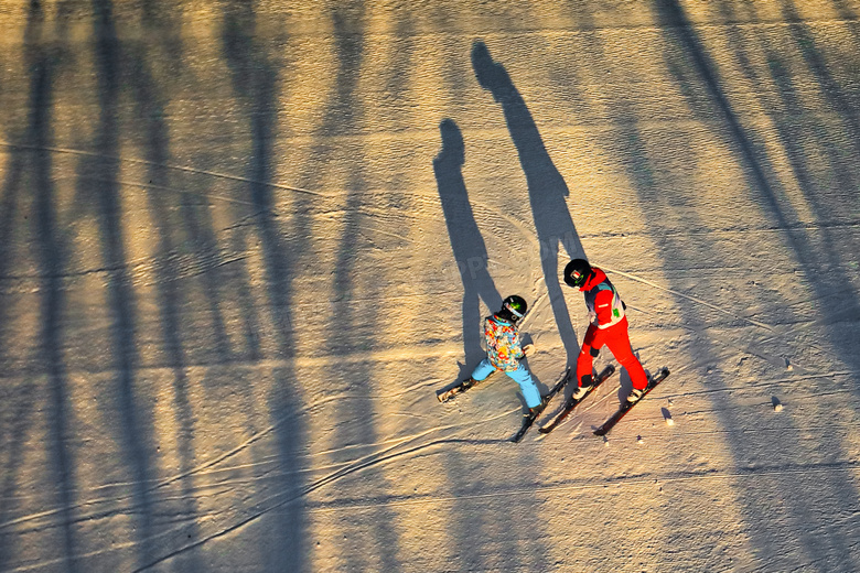 在练习滑雪技术的人物摄影高清图片