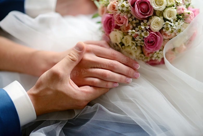 手握着新娘的玉手特写摄影高清图片
