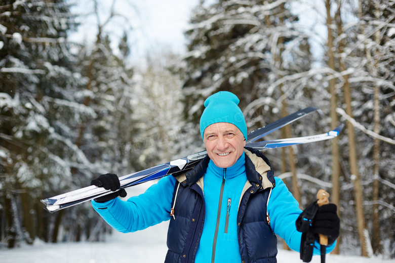肩扛着滑雪装备的人物摄影高清图片