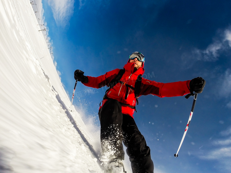 红色服饰滑雪运动人物摄影高清图片