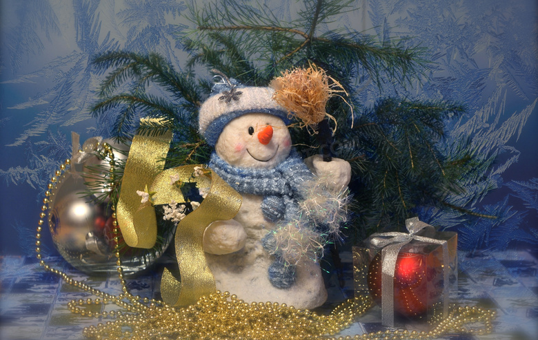 圣诞球与可爱雪人布偶创意高清图片