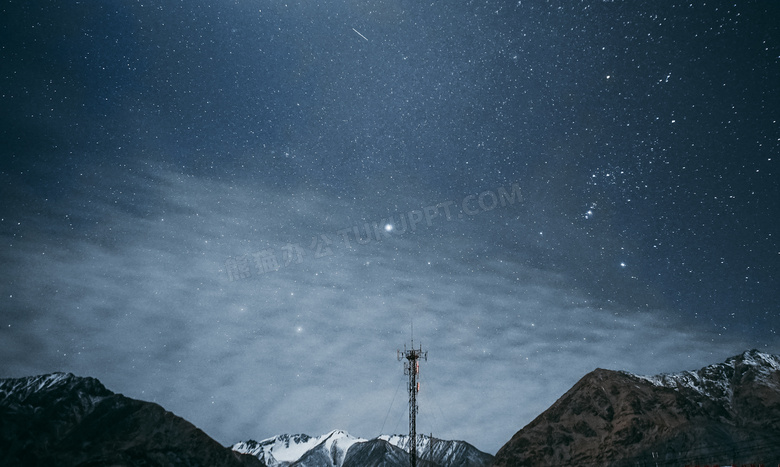 基站雪山与满是繁星的天空高清图片