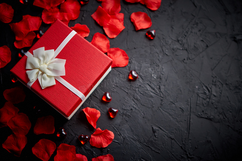 红色花瓣与礼物盒特写摄影高清图片