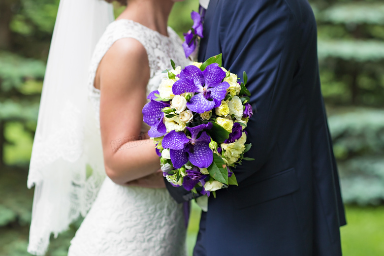 手拿着鲜花的新郎新娘摄影高清图片