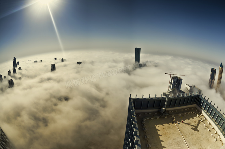 鸟瞰视角云雾中的城市建筑高清图片