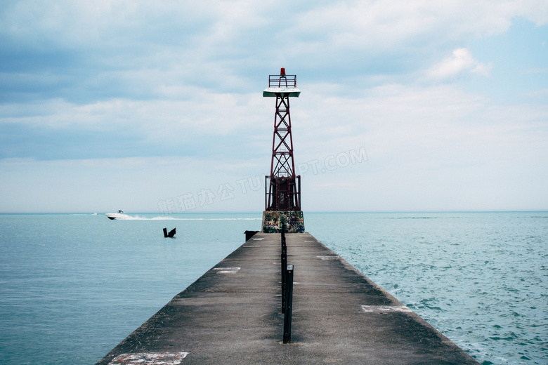 海边栈桥上的灯塔高清摄影图片