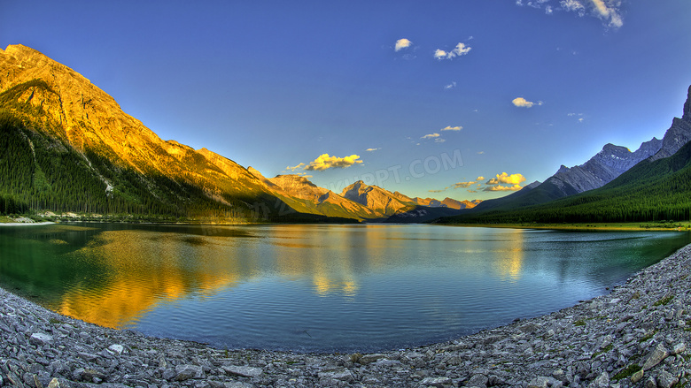 山脚下美丽的湖泊景观摄影图片