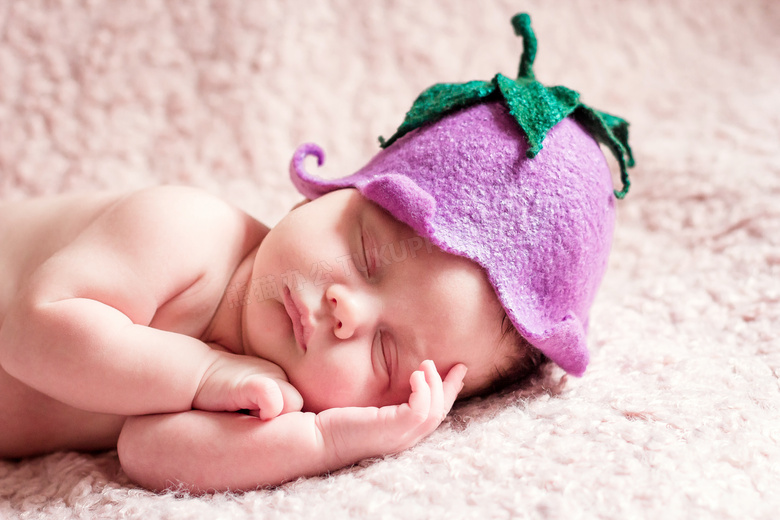 躺在毯子上熟睡的婴儿摄影图片