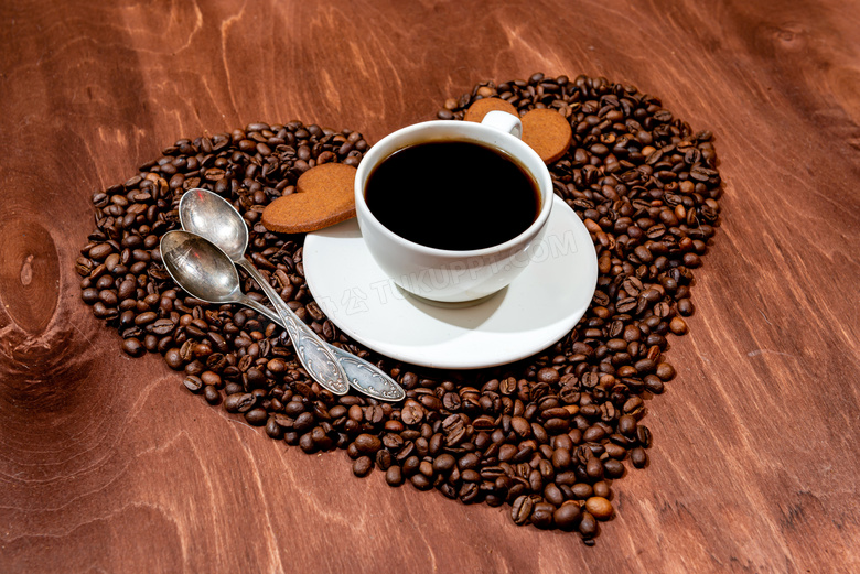 摆成心形图案的咖啡豆摄影高清图片