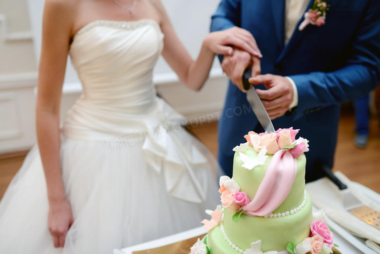 一起切蛋糕的新娘新郎摄影高清图片