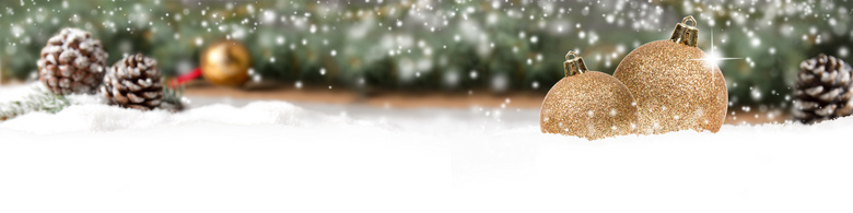 雪地上的金色圣诞节装饰球高清图片