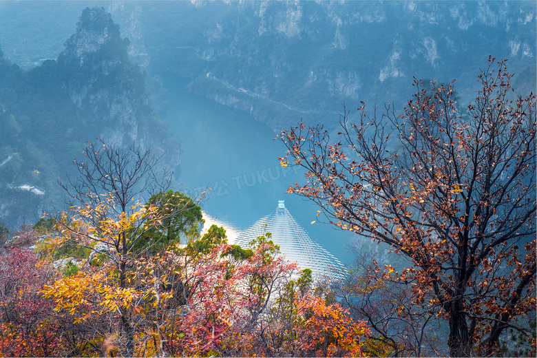 秋季山中树木和河流摄影图片