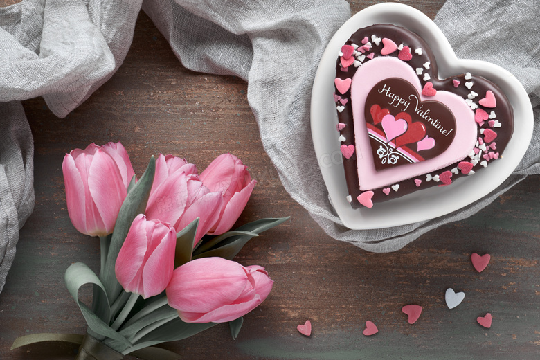 巧克力礼物与粉色的郁金香高清图片