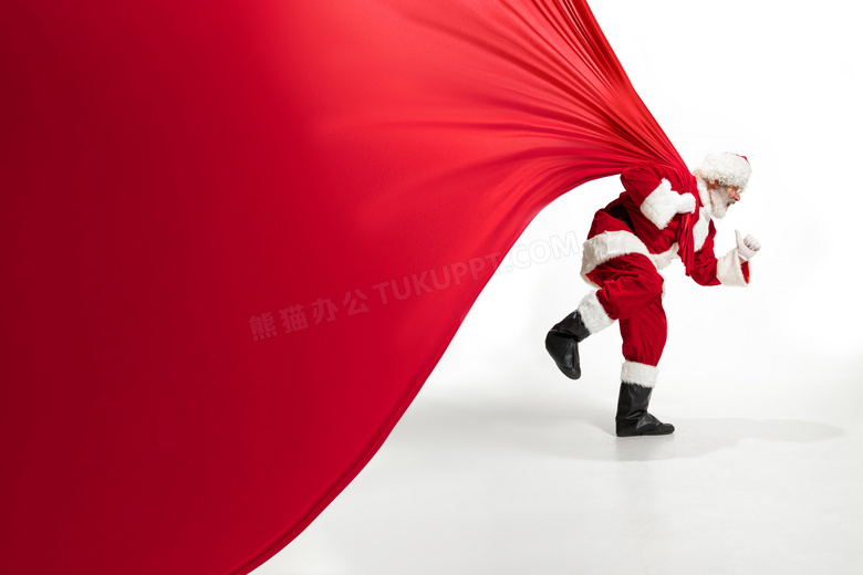 奋力往前拉红布的圣诞老人高清图片