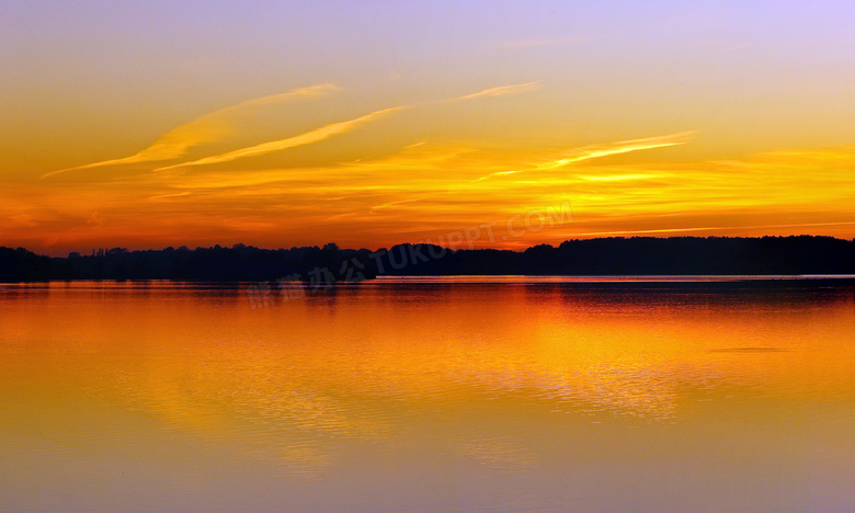 傍晚金黄色的湖泊美景摄影图片