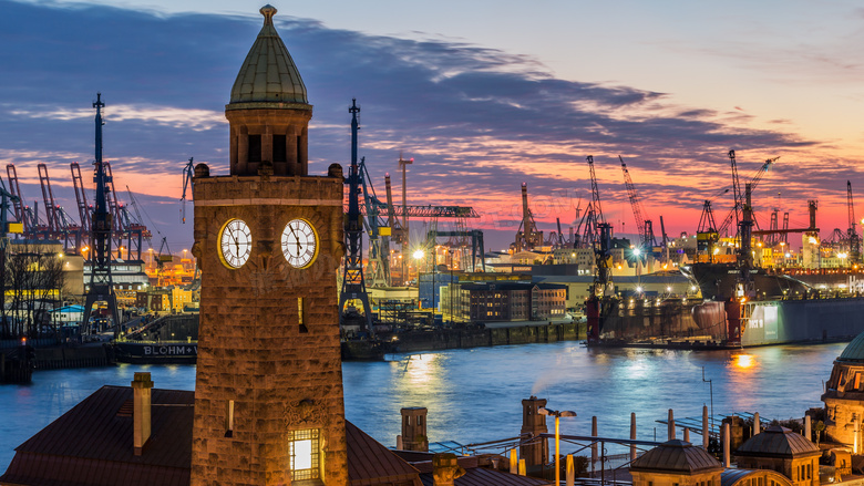 钟楼与港口码头的黄昏风景摄影图片