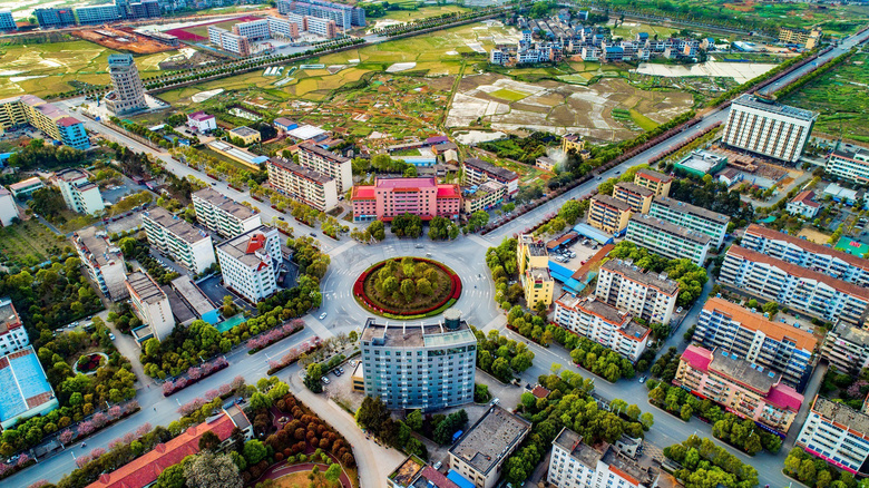 城市十字街道路口航拍图摄影图片