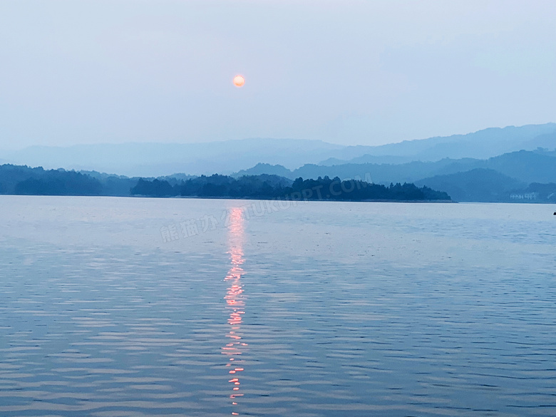 夕阳下的湖泊美景摄影图片