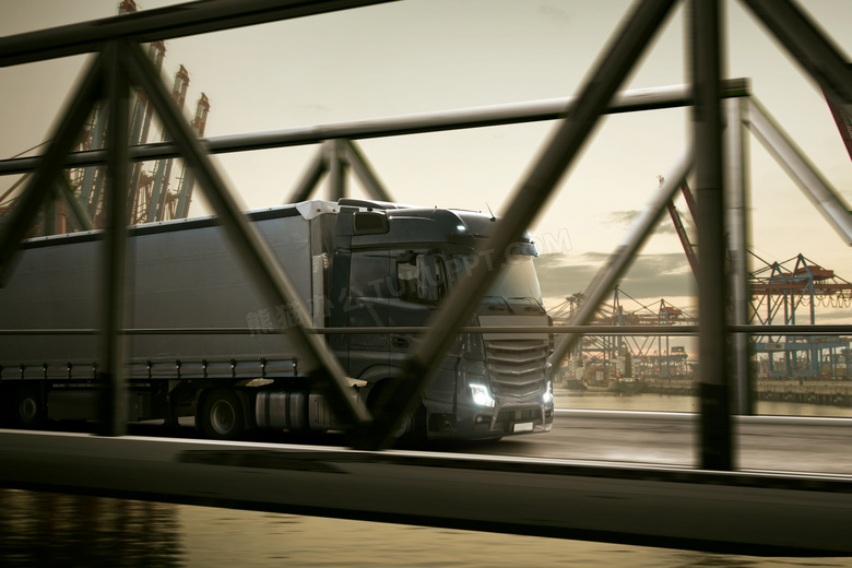 桥面上通过的重型卡车摄影高清图片