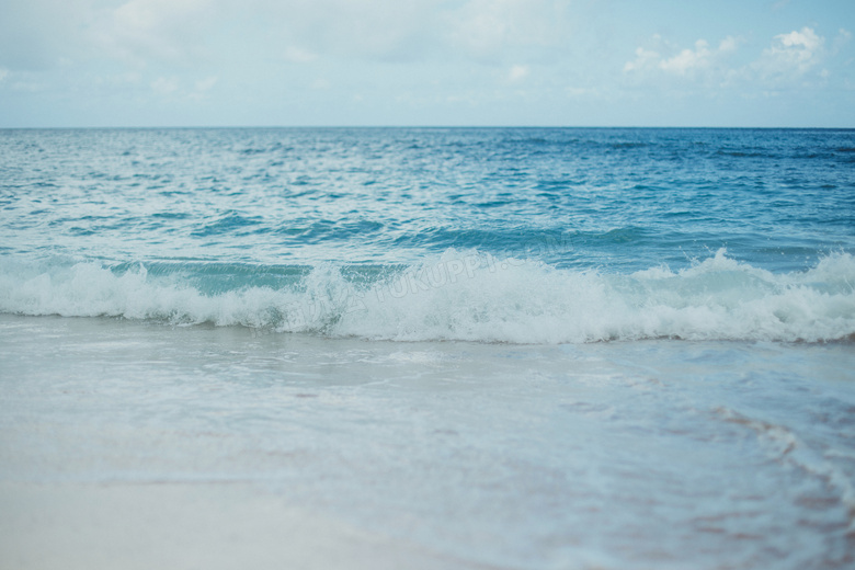 海边卷起的海浪高清摄影图片