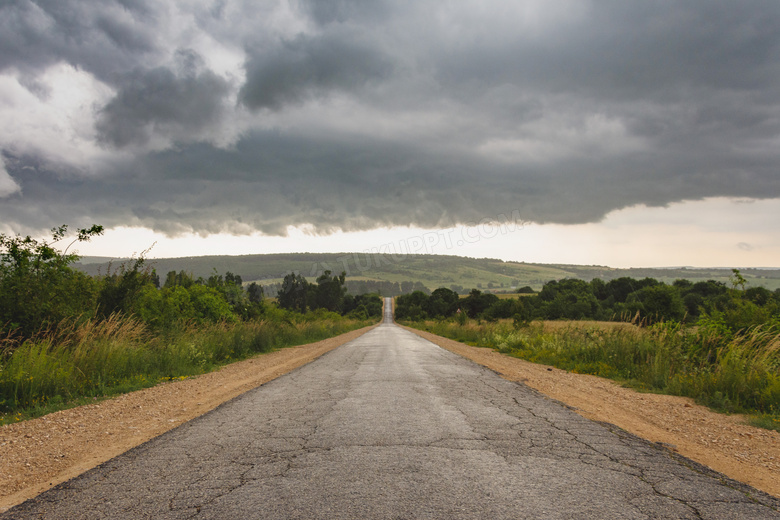 乌云下通往远方的公路摄影图片