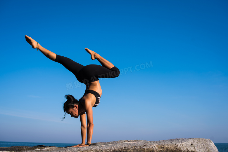 蔚蓝天空瑜伽美女人物摄影高清图片