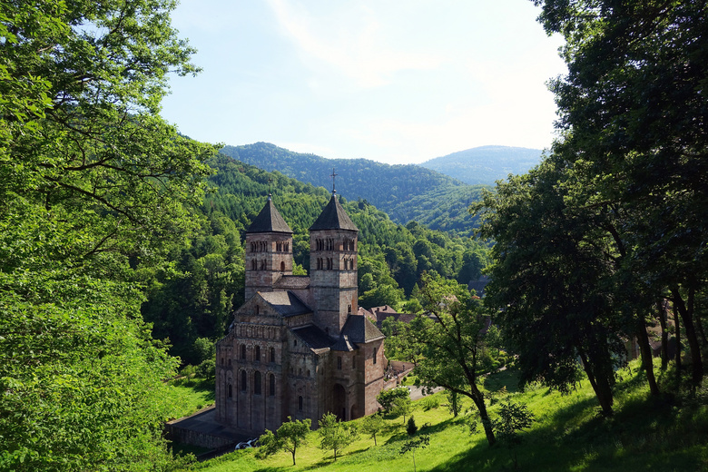 大山之中的欧式城堡摄影图片