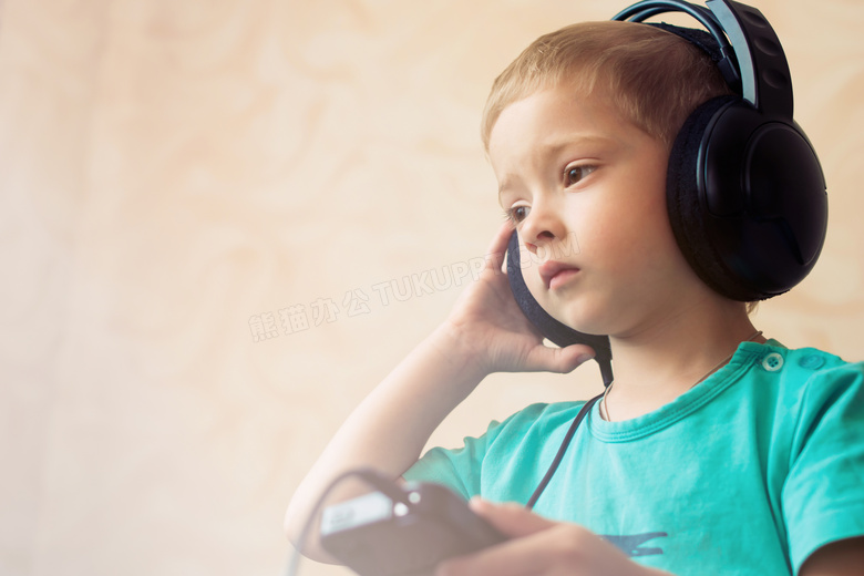 戴耳机听音乐的小男孩摄影高清图片