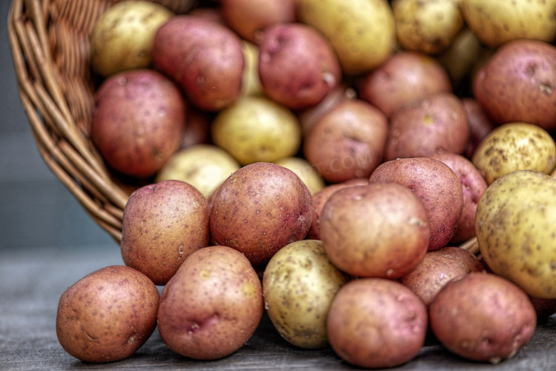 红皮与黄皮的土豆特写摄影高清图片