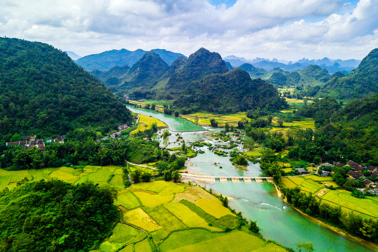 美丽的越南山间农田风光摄影图片