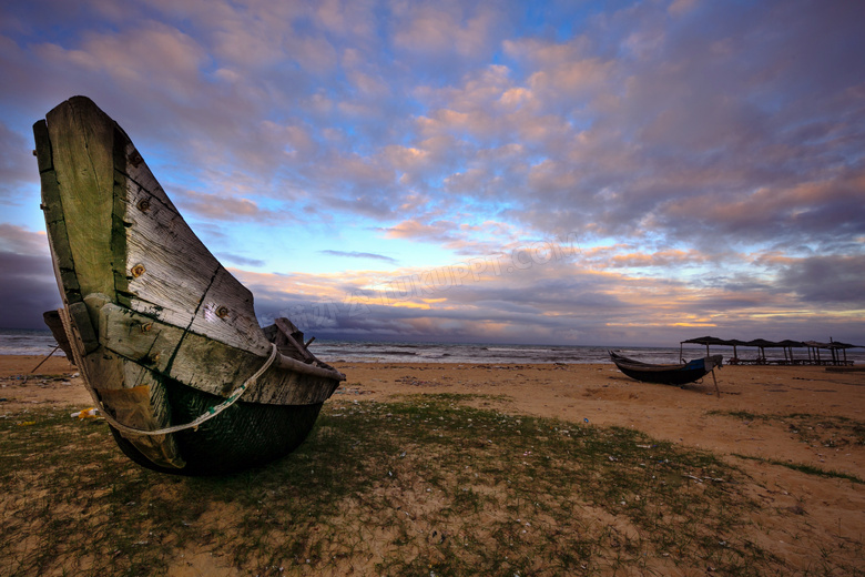 海边闲置的木船摄影图片