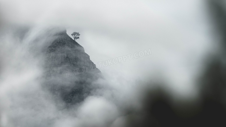 弥漫着雾气的山间风景摄影高清图片