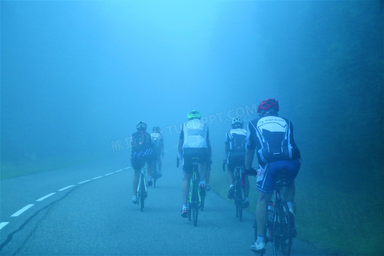 大雾公路上骑行的人群摄影高清图片