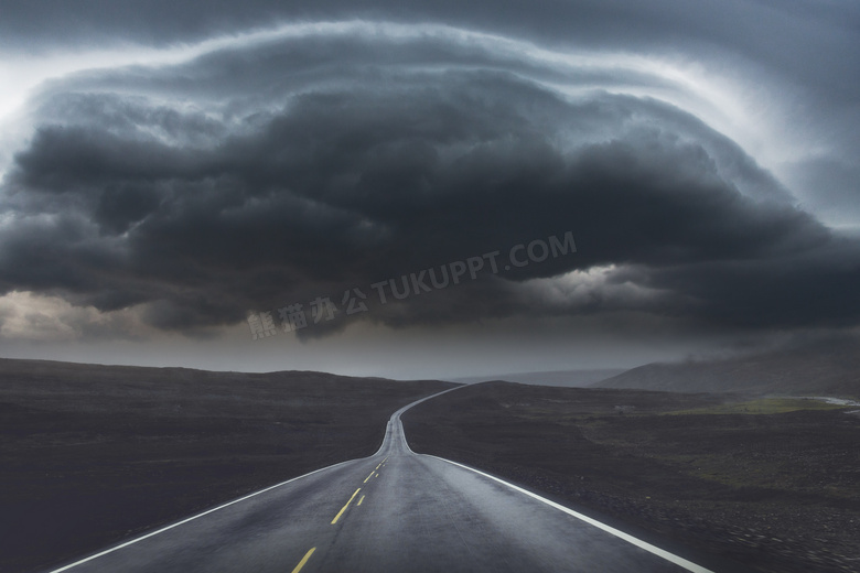 乌云压境下的荒原公路摄影高清图片