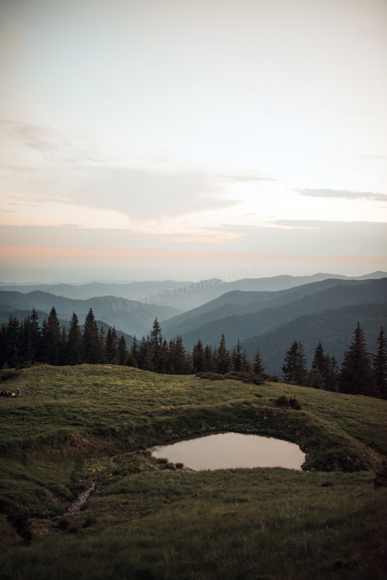 黄昏下美丽的山顶景观摄影图片