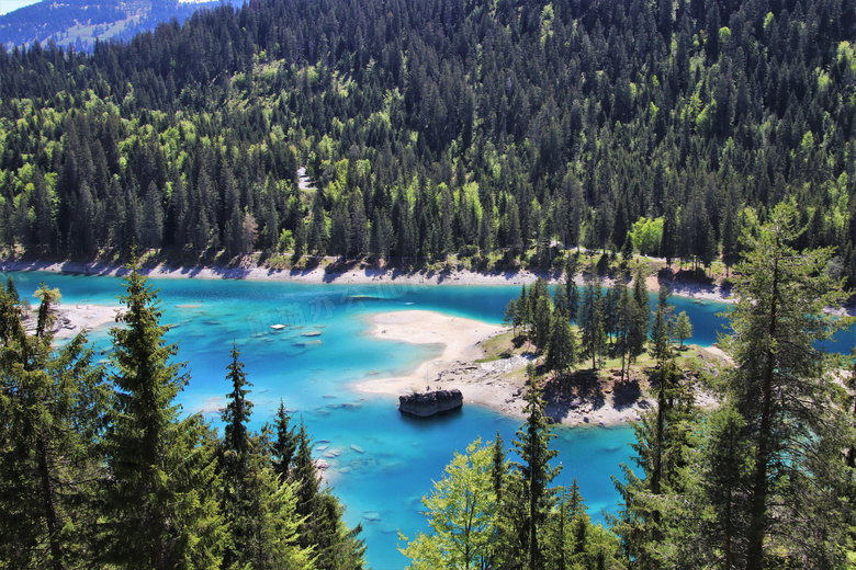 山脚下的湖泊树林风景鸟瞰摄影图片