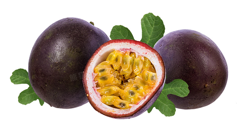 紫色外皮黄色果肉的百香果高清图片