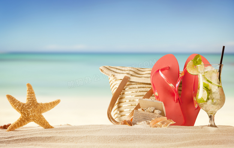 海边沙滩上的凉鞋海星摄影高清图片