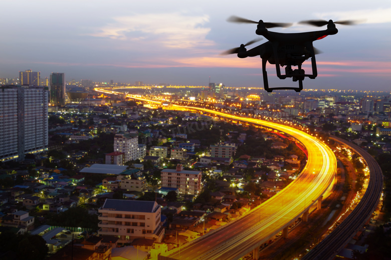 空中航拍夜景作业的无人机高清图片