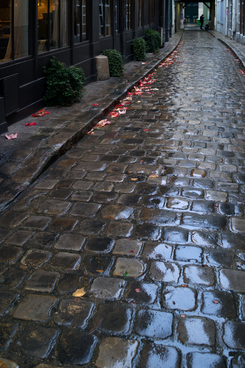 雨后的小巷铺石路风景摄影高清图片