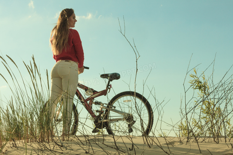 沙漠杂草与自行车人物摄影高清图片