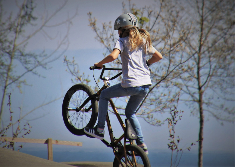 戴头盔骑小轮车的女孩摄影高清图片