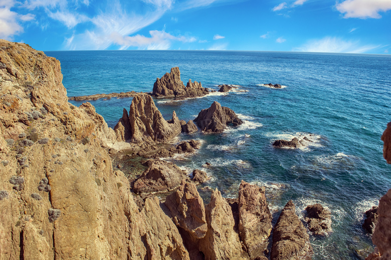 蓝天大海岸边山石风光摄影高清图片