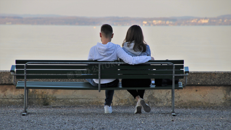 坐长椅上看风景的情侣男女高清图片