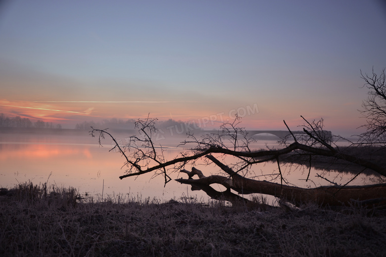 晚霞与雾气升腾的湖面摄影高清图片