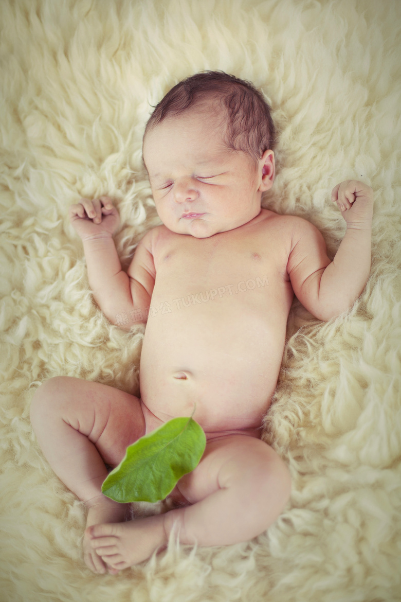 毛绒绒被子上睡着的小宝宝高清图片