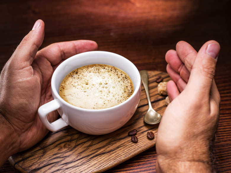被双手的呵护咖啡特写摄影高清图片