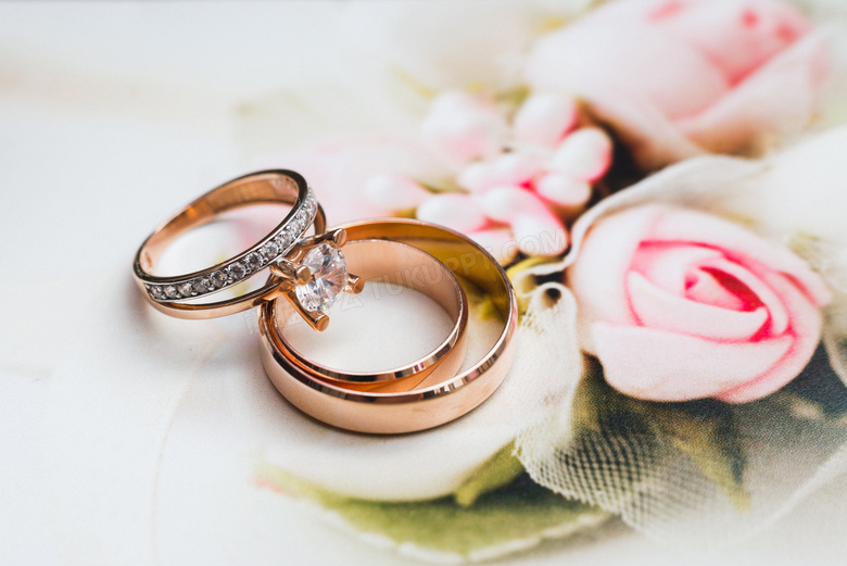 结婚用的钻石戒指特写摄影高清图片